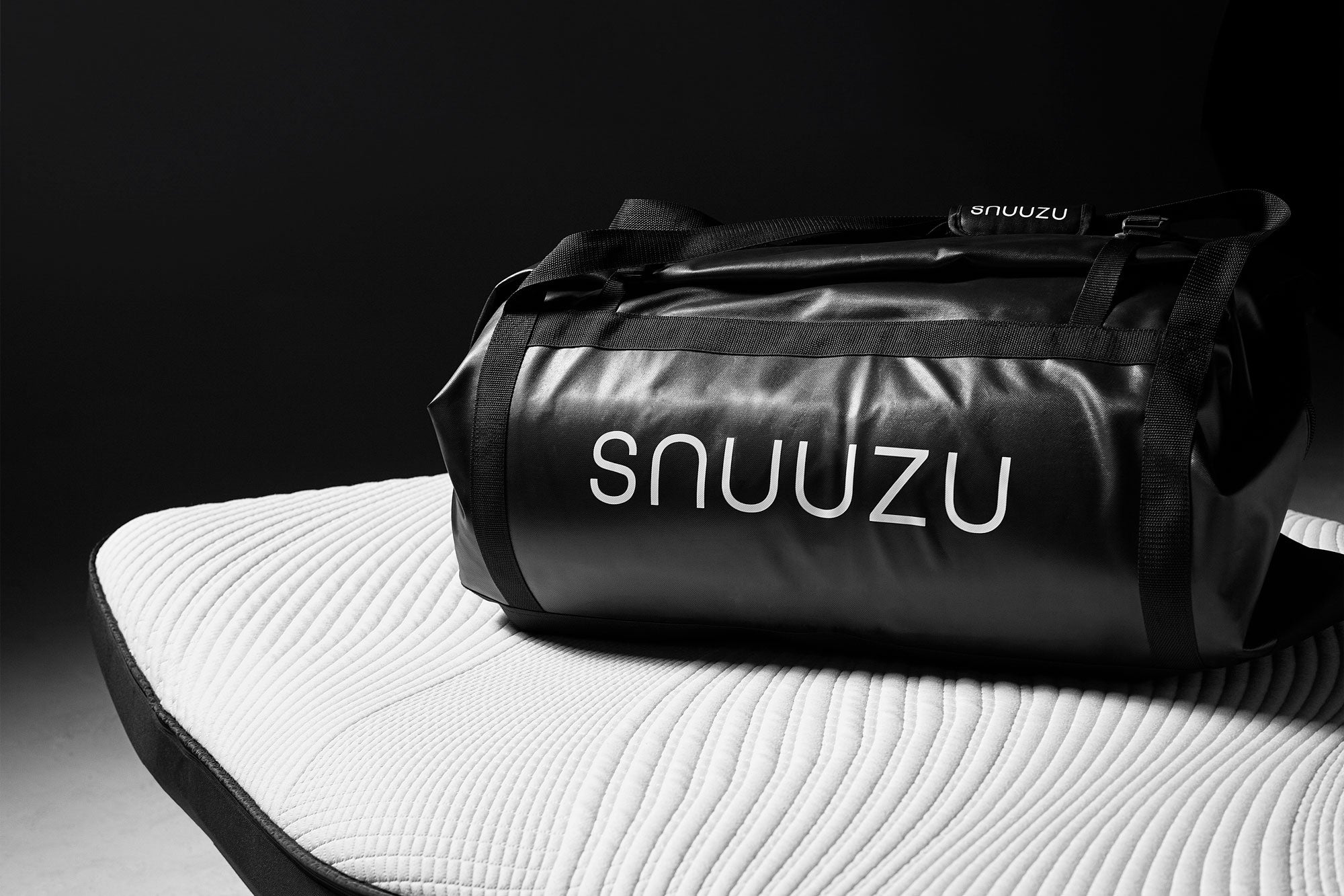 The Snuuzu Tesla camping mattress features an integrated storage bag that remains attached to the mattress. After use, simply roll it up and fold it directly into its built-in duffel system for effortless packing and compact transport inside your Tesla.